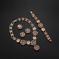 Nouvel ensemble de bijoux pour femme en laiton orné de cristaux et strass, collier, boucles d'oreilles, bague, bracelet, cadeau de mode exquis