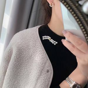 Broche en perles d'eau douce naturelles, accessoire de poitrine rétro haut de gamme, simple et polyvalent, avec motif numéro, de Xiaohongshu - Product Image 4