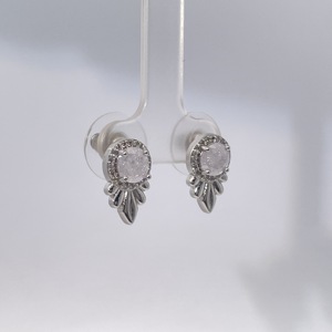 Boucles d'oreilles clous en laiton plaqué or Tianyu Gems avec pierres en zircon blanc, design feuille à quatre griffes, style vintage et tendance - Product Image 3