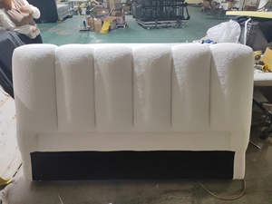 <span class=keywords><strong>Letto</strong></span> di Lusso Rivestito in Tessuto Teddy con <span class=keywords><strong>Testiera</strong></span> Curva Trapuntata Verticale / Design Arrotondato Morbido in Tessuto Sherpa Bianco Crema - Product Image 1