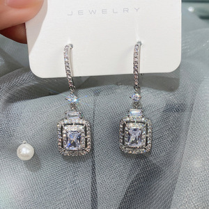 Orecchini a Gancio con Pietra Scintillante Taglio Principessa per Donne, Eleganti Gioielli Pendenti con Pavé - Product Image 3