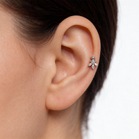 Boucles d'oreilles clous en cuivre motif floral pour femme, bijoux d'oreille délicats avec strass et détail chaîne, accessoires de mode
