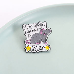Spilla a Forma di Topo con Scritta '<span class=keywords><strong>Word</strong></span> Play Mouse Pin Rats' Invertita, Design Divertente con Orecchie Rosa e Roditore Grigio per Accessori di Humor Linguistico - Product Image 1