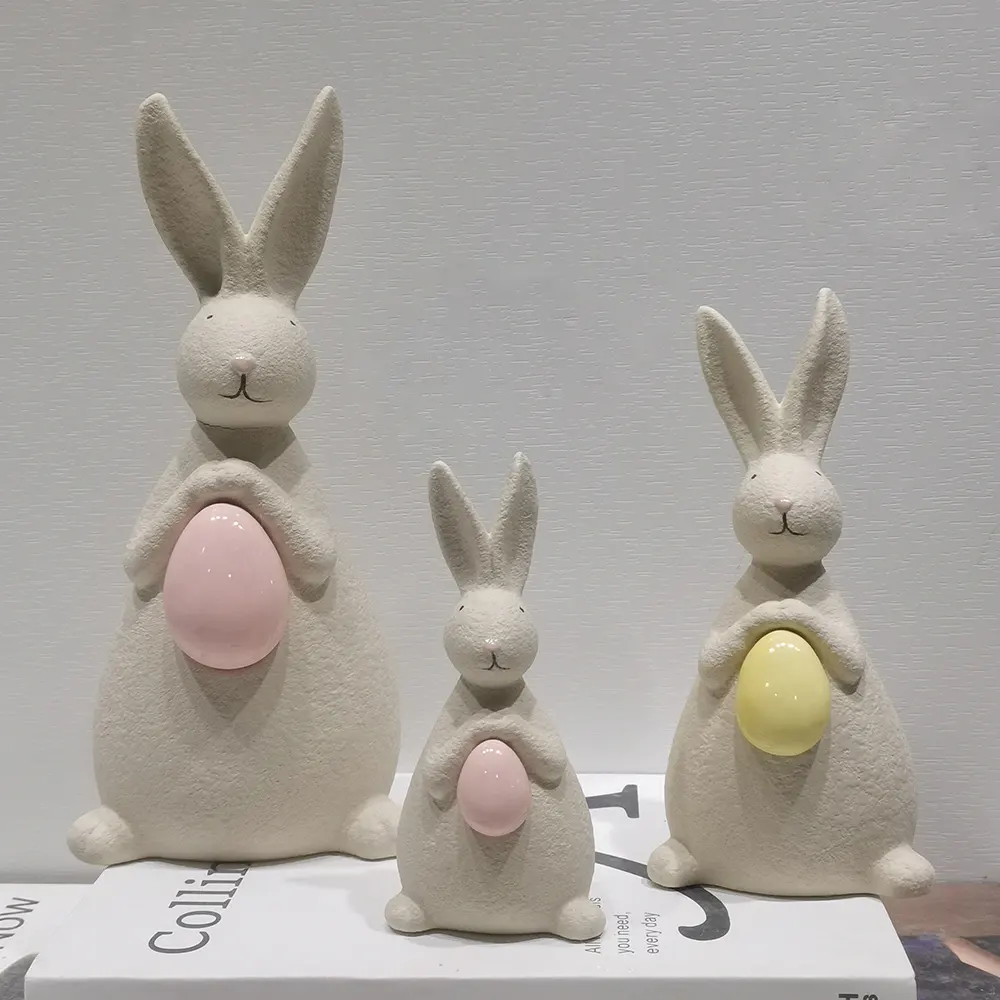Ornamenti in ceramica per conigli coniglietto di Pasqua primaverile che tiene le uova di Pasqua