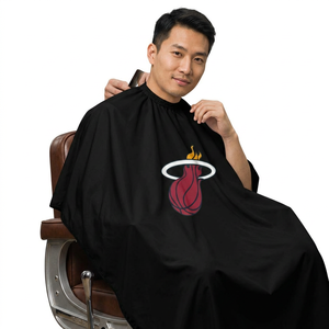 Cape de barbier pour enfants, modèle PRO, avec grand logo des Miami Heat, couleur personnalisable, en polyester, confortable et imperméable - Product Image 1