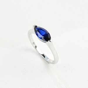 Bague minimaliste classique en argent sterling S925 plaqué rhodium de haute qualité avec saphir cultivé en laboratoire - Product Image 1