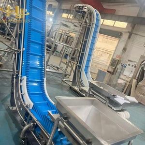 Convoyeur à bande de qualité alimentaire facile à nettoyer avec trémie d'alimentation et bande à crampons avec hauteur de crampons personnalisée pour ligne de traitement des snacks - Product Image 2