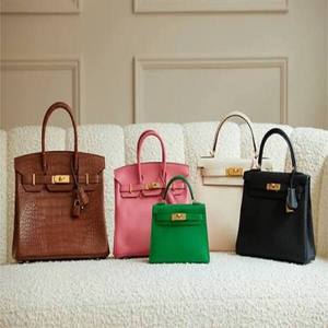 Sac à main en similicuir de qualité supérieure pour femmes avec décoration à pompon tendance, fermeture éclair sécurisée, deux poignées, intérieur spacieux, élégant - Product Image 5