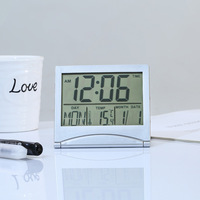 Horloge de table numérique électronique en ABS de couleur rouge avec fonction snooze, alimentée par USB, thermomètre pour salon et cuisine