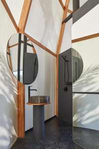 Tente <span class=keywords><strong>de</strong></span> luxe en bois <span class=keywords><strong>de</strong></span> forme irrégulière, style <span class=keywords><strong>cabane</strong></span> <span class=keywords><strong>dans</strong></span> <span class=keywords><strong>les</strong></span> <span class=keywords><strong>arbres</strong></span> |   Pod <span class=keywords><strong>de</strong></span> glamping imperméable en altitude, moderne et écologique, avec cour privée - Product Image 4