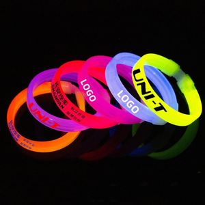 Bracelet en caoutchouc lumineux personnalisé qui brille dans le noir pour les fêtes - Product Image 1