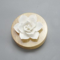 Ensembles de diffuseurs de roseau en céramique de luxe avec diffuseur d'huile de fleur de plaque de bambou pour la décoration de la maison