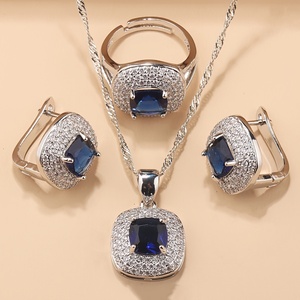 Un ensemble de bijoux luxueux avec des éléments élégants et classiques pour les mariées et les demoiselles d'honneur, incluant de la zircone cubique de haute qualité - Product Image 5