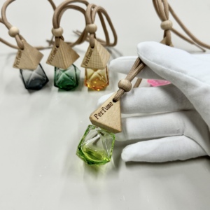 Custom 8ml Car <span class=keywords><strong>Hanging</strong></span> Difusor Garrafa De Perfume De Vidro Preto Forma Quadrada Triângulo Tampa De Madeira com Tampa De Parafuso Tipo De Vedação - Product Image 3