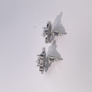 Pendientes de Botón Elegantes y Clásicos para Mujer de Tianyu Gems, Chapados en Oro sobre Latón, con Circonita Cúbica Blanca de Corte Redondo y Diseño de Flor - Product Image 2