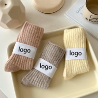 Logo personnalisé en gros filles Slouch japonais couleur unie hiver chaud équipage coton mode hiver laine chaussettes douces pour les femmes