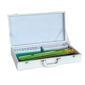 Jeu de tuiles de Mahjong américain classique, 166 tuiles sculptées colorées à 4 couches au design créatif, étui de voyage portable en cuir vintage classique - Product Image 1