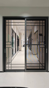 Puerta corrediza de metal pintado en negro Deioux, de doble panel, con vidrio de baja emisividad y aislamiento acústico para patio, dormitorio u hogar. - Product Image 6