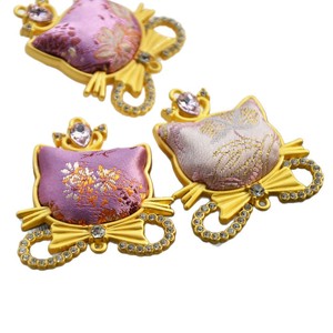 Llavero de aleación con colgante de gato estilo brocado chino, con cristales sintéticos morados y rosas, mosquetón portátil - Product Image 5
