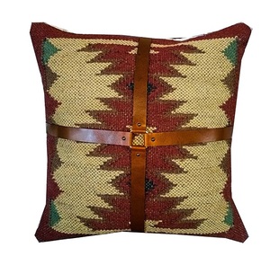Coussin en laine et jute de designer avec accent texturé en cuir pour la décoration intérieure moderne et l'ameublement de luxe - Product Image 5