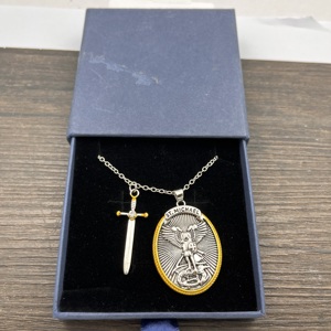 Moda personalizzata stile Vintage scudo ovale cavaliere spada con Logo <span class=keywords><strong>nome</strong></span> scolpito collana in lega da uomo ciondolo - Product Image 2