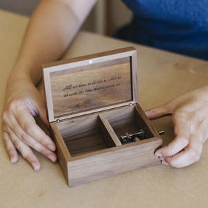 <span class=keywords><strong>Manivelle</strong></span> ou boîte <span class=keywords><strong>à</strong></span> musique en bois naturel avec conception et mélodie personnalisées - Product Image 5