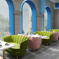Ensemble de banquettes de restaurant en velours de luxe en forme de coquille, sièges modernes à dossier festonné, canapé élégant rose et vert pour café