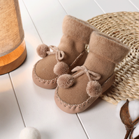 Vente en gros de chaussons 6 couleurs moelleux épais et chauds pour sol maison avec pompon doux en tricot avec semelles en caoutchouc chaussettes antidérapantes pour chaussures de bébé