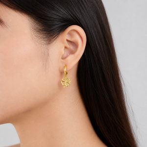 Boucles d'oreilles créoles pendantes trèfle à quatre feuilles en acier inoxydable plaqué or 14K sous vide avec breloque cœur ouvert - Product Image 5
