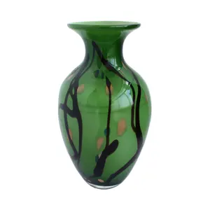 Старинная зеленая ваза ручной работы для украшения дома