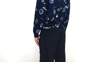 เสื้อสเวตเตอร์ไหมพรมผู้ชายลายหน้ายิ้มสไตล์มินิมอลสุดเท่ - Product Image 2