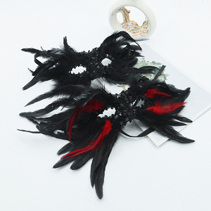 Voile <span class=keywords><strong>gothique</strong></span> noir demi-visage à thème sombre, accessoire de <span class=keywords><strong>maquillage</strong></span> pour bal, avec plumes et finition brillante, une visière sophistiquée - Product Image 3