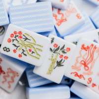 Miss Darling Umweltfreundliches Langlebiges Mahjong-Set mit Schleifendesign, 160 Teile, Handpolierte Matte Acryl-Mahjong-Matte im Set