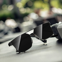 Lunettes de soleil élégantes à monture rectangulaire en acier inoxydable, verres en nylon bloquant la lumière UV, montures de lunettes à la mode