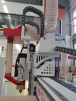 Router CNC 1200x2400mm con Husillo HQD de 9KW, Control Syntec y Mesa de Carga y Descarga Automática, Máquina de Grabado en Madera con Certificación CE