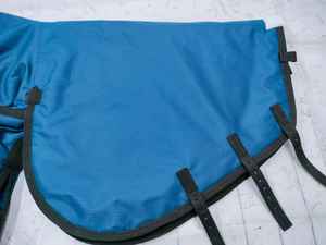 Couverture pour cheval personnalisée OEM avec matériau doux pour la peau, sangles réglables, couverture pour cheval durable à vendre par les exportateurs - Product Image 5