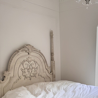 Lit double vintage de style français avec colonnes romaines sculptées, cadre en bois massif, couleur personnalisable, taille standard