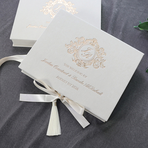 Boîtes d'<span class=keywords><strong>invitation</strong></span> de mariage de luxe en velours blanc faites à la main <span class=keywords><strong>avec</strong></span> monogramme, feuille d'or acrylique et <span class=keywords><strong>photo</strong></span> douce pour événement de mariage - Product Image 2
