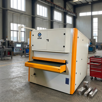 Machine industrielle de débavurage à bande large pour l'acier inoxydable, l'aluminium et l'acier au carbone, pour le finissage des surfaces de plaques.