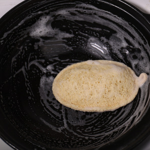 Éponge Loofah ovale 8x13 cm, outil de nettoyage naturel pour la vaisselle, le récurage des casseroles et le nettoyage de la cuisine - Product Image 4