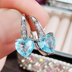 Boucles d'oreilles pendantes en forme de cœur E1501, cristal bleu marine, sertissage griffe, bijoux classiques pour femme, à porter au quotidien - Product Image 4
