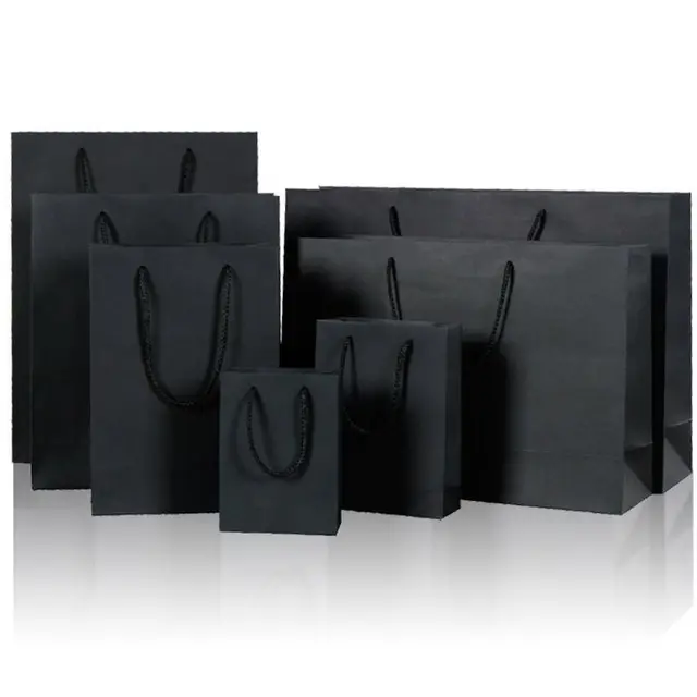 حقائب من الورق المقوى للتسوق مخصصة حسب الموضة صديقة للبيئة باللون الأسود مزودة بشعار مطبوع