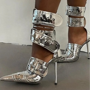 รองเท้าส้นสูงแบบส้นเข็มสีเงินสดใสสำหรับผู้หญิง สไตล์พังก์เซ็กซี่ ประดับหัวเข็มขัดรัดข้อเท้า สายรัดนิ้วเท้าแหลม  สำหรับฤดูร้อน - Product Image 1