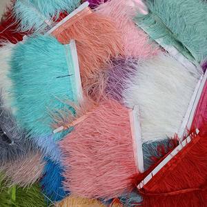 Plumas de <span class=keywords><strong>Avestruz</strong></span> Artificiales al por Mayor en Azul Rey, Blanco Marfil, Verde, Morado, Fucsia, con Patrones Teñidos para Decoración y Adornos - Product Image 6