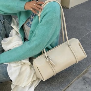 Sac pour femme en cuir véritable de haute qualité personnalisé, sac à bandoulière de luxe tendance, sac rétro simple à porter sous le bras - Product Image 1