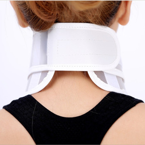 Soporte cervical ajustable blanco para alivio del dolor de cuello, uso en fitness, salud y masajes. - Product Image 3