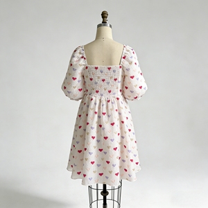 Robe personnalisée en tissu écologique à imprimé cœur, col carré, manches bouffantes, taille froncée, coupe trapèze, longueur mini pour femme - Product Image 3