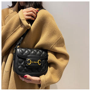 2024 가을 겨울 여성 퀼트 안장 가방 스터드에 뜨거운 판매 숙녀 패션 메신저 가방 전화 가방 도매 - Product Image 3