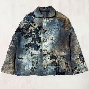 Cappotto da lavoro OEM con bottoni in legno, patchwork multistoffa, cuciture Sashiko e motivo mimetico acid wash con effetto sbiancato e strappato - Product Image 1