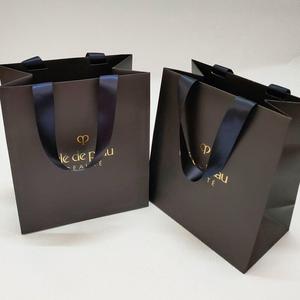 Custom Low Price <strong>Gold</strong> Foil Logo Elegant <strong>Black</strong> Luxury Clothing Shopping Paper <strong>Gift</strong> <strong>Bag</strong> With Ribbon Handle for Garment Packaging